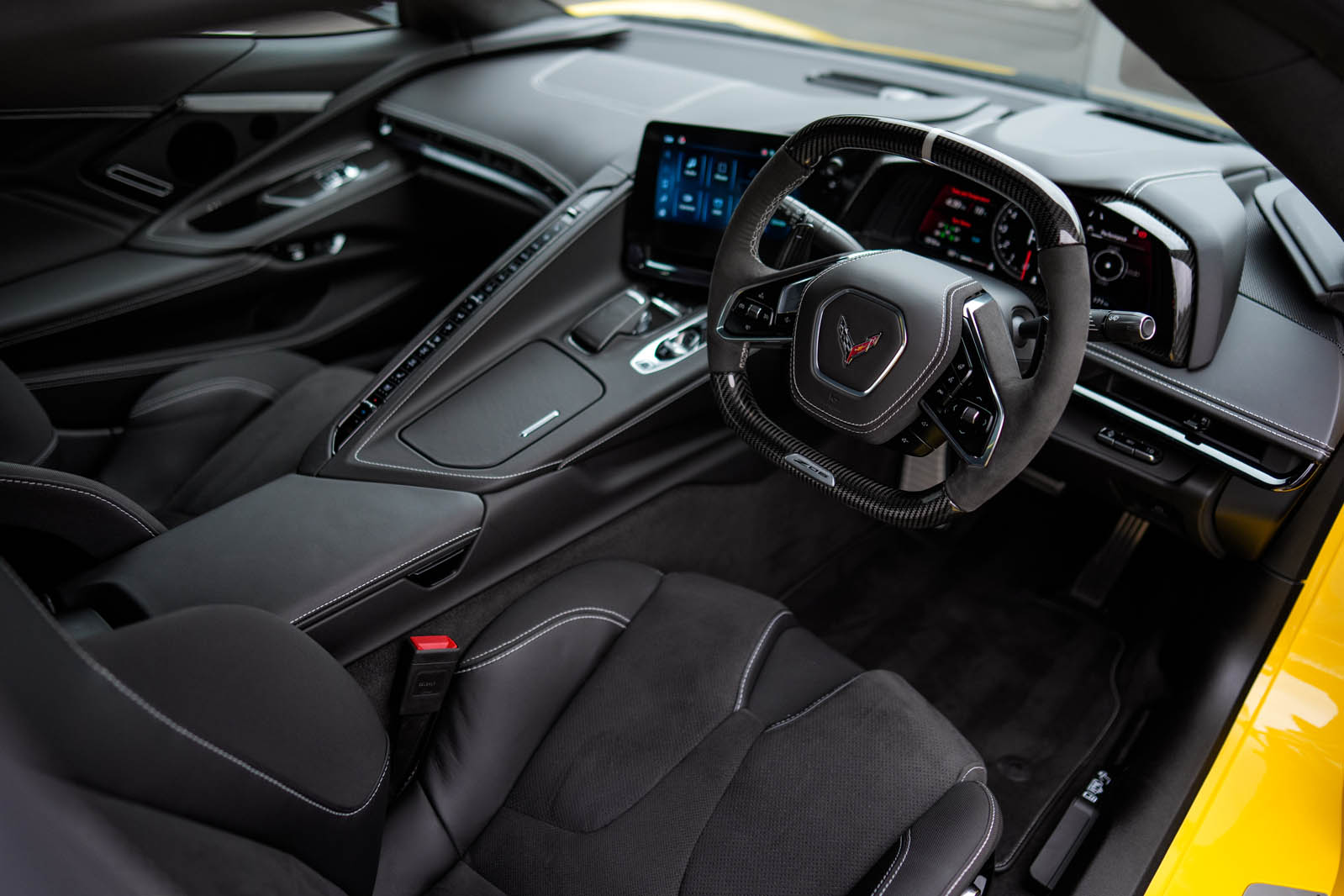 نمای داخلی کوروت Z06 با تریم کربن و آلکانتارا