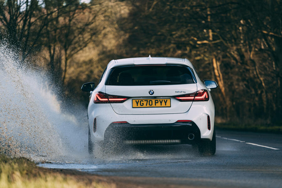 بی‌ام‌و 128ti در حال عبور از آب