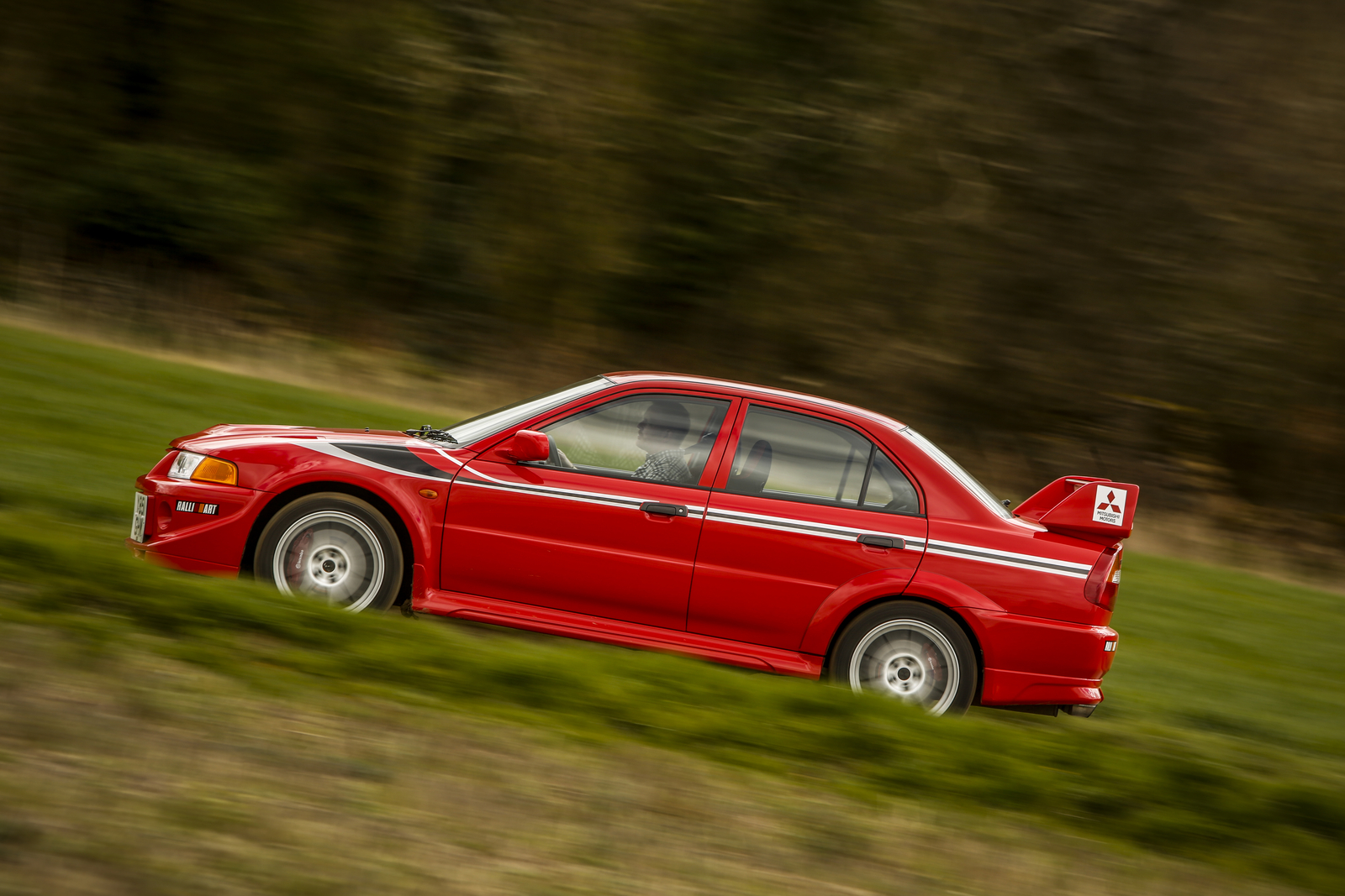 نمای جانبی لنسر اوولوشن VI با اسپویلر بزرگ