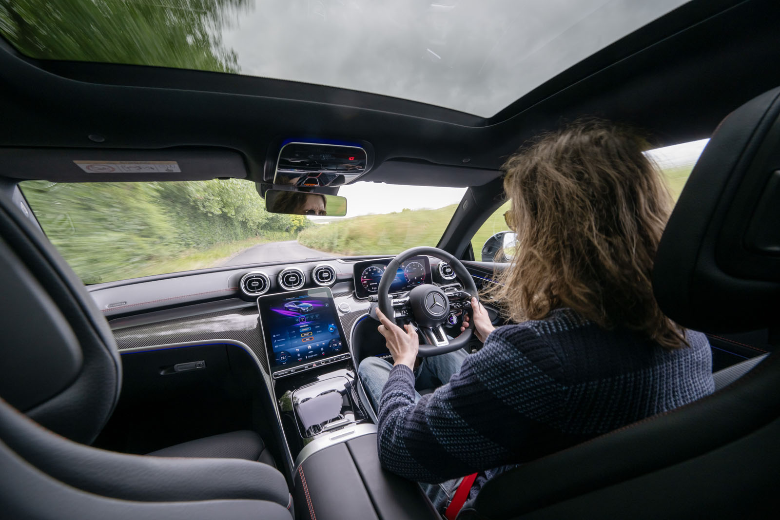 داشبورد مرسدس AMG CLE 53 در حال رانندگی