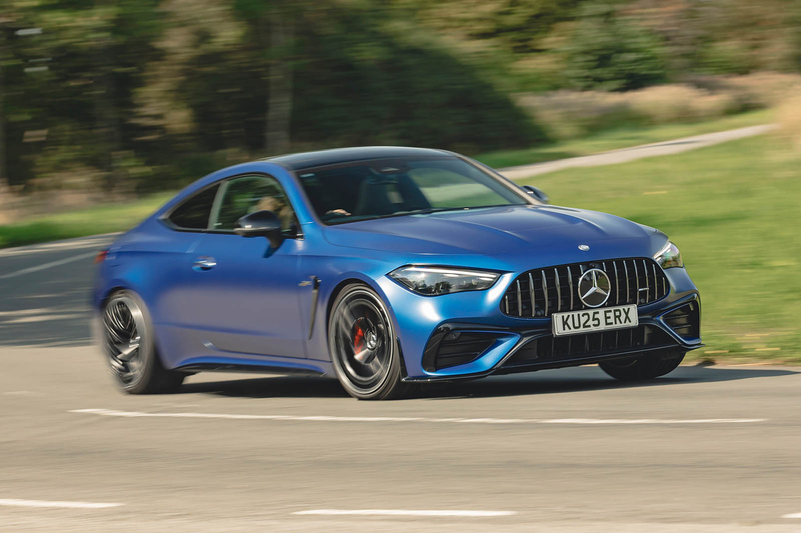 مرسدس AMG CLE 53 در حال پیچیدن از جلو