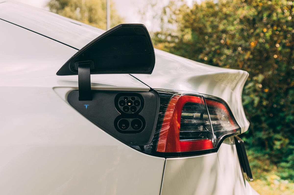 تسلا مدل 3 RT 20191637 نماي جزئي از بدنه