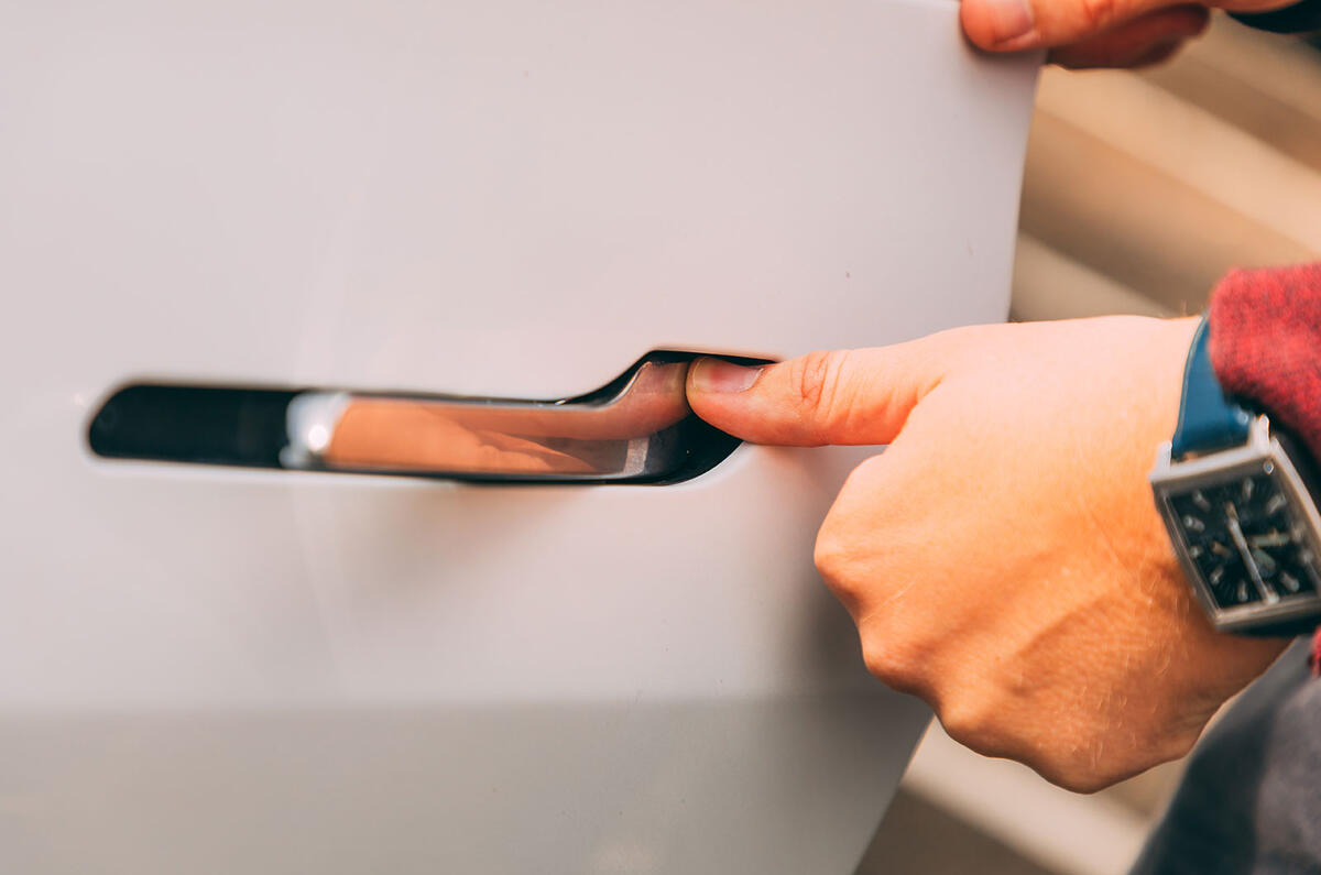 تسلا مدل 3 RT 20191647 در زاويه سه رخ