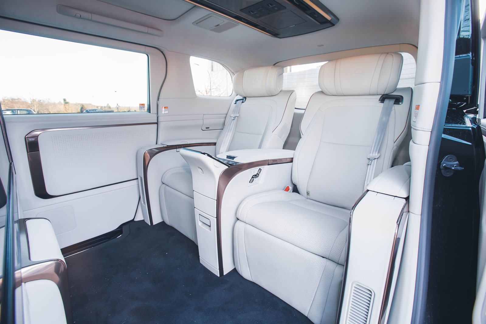 صندلي هاي عقب لکسوس LM با فضاي لم دادن زياد