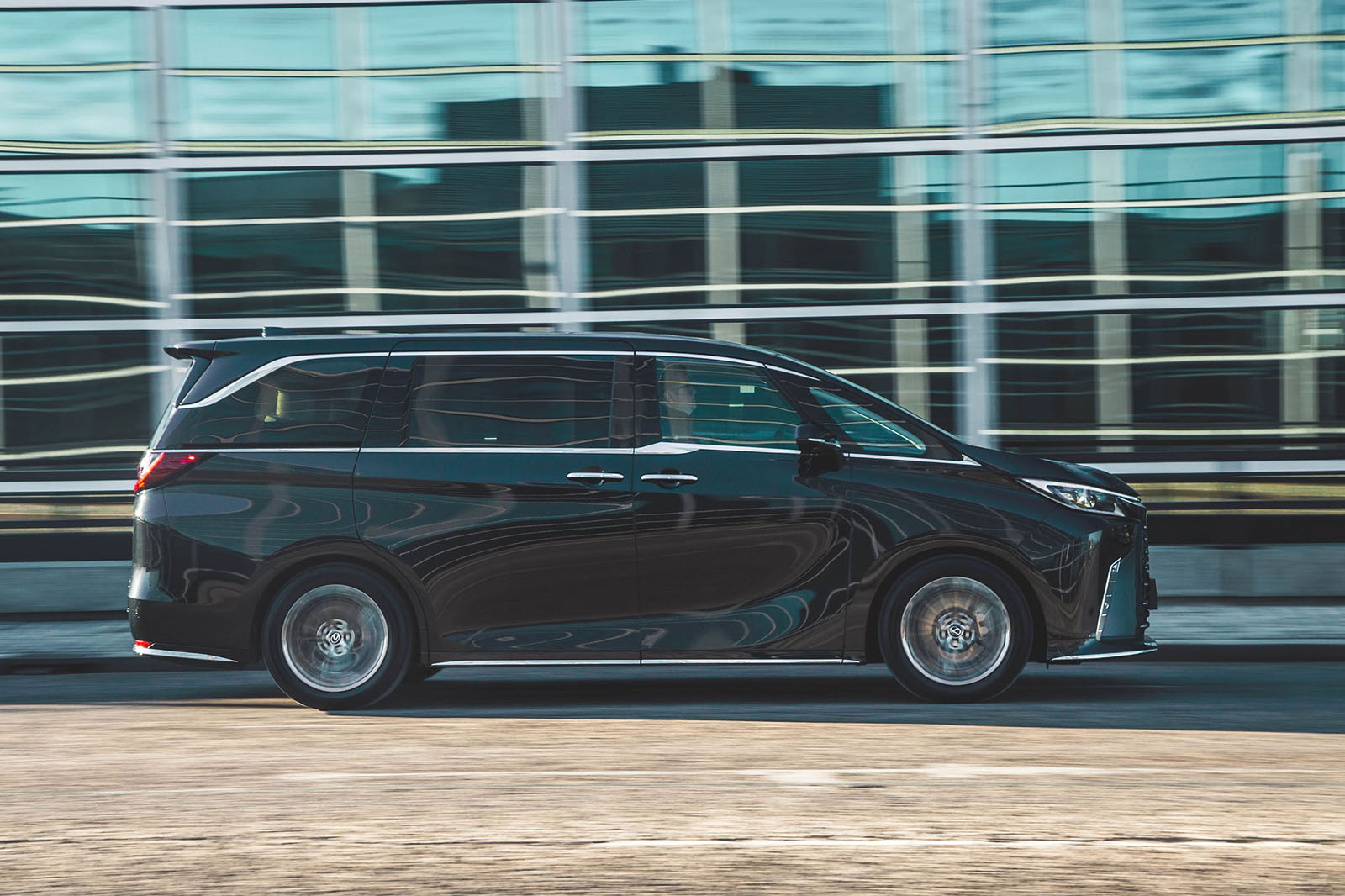 نماي جانبي لکسوس LM 2024 در حال حرکت