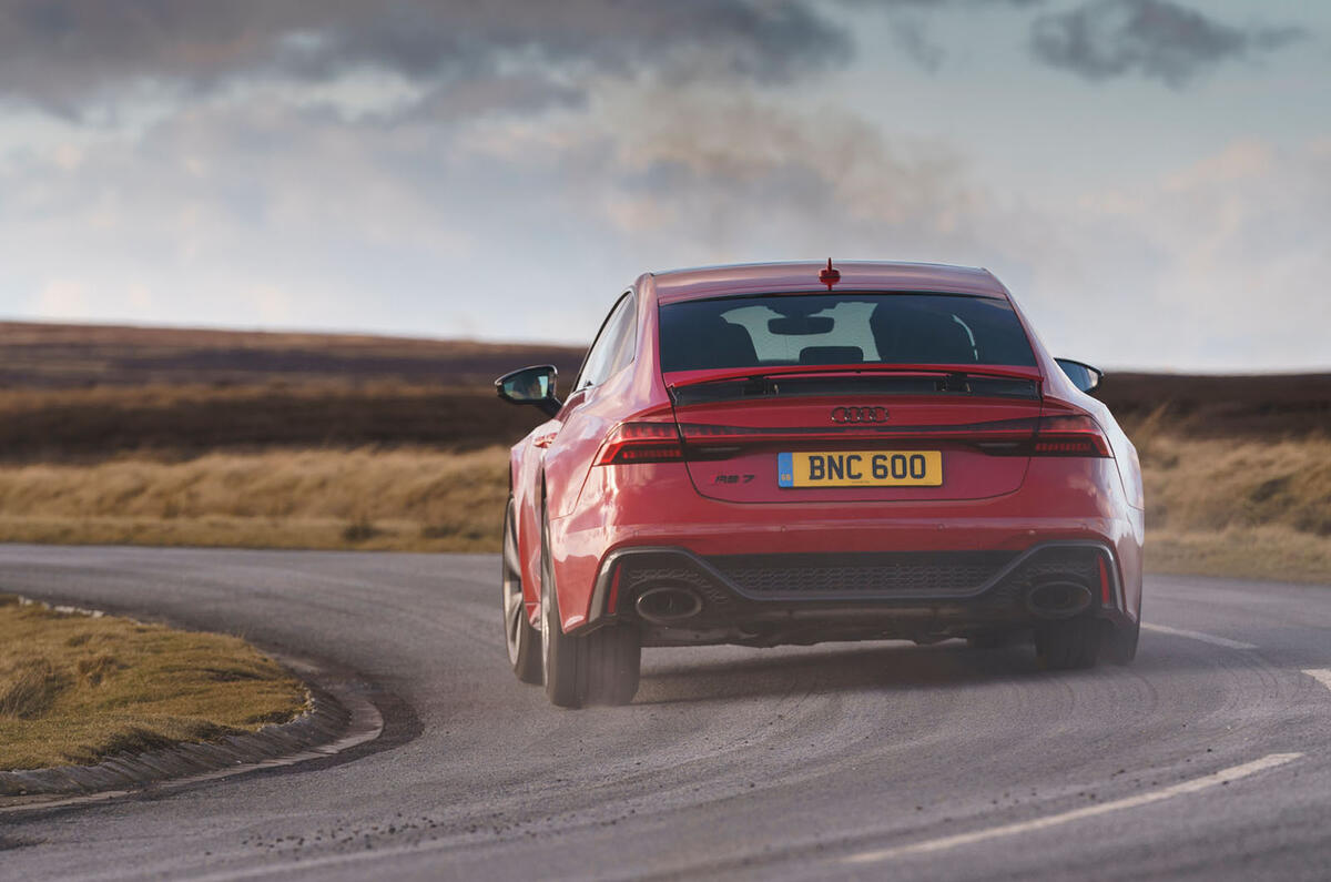 نماي عقب آئودی RS7 اسپرت بک در حال حرکت روي جاده