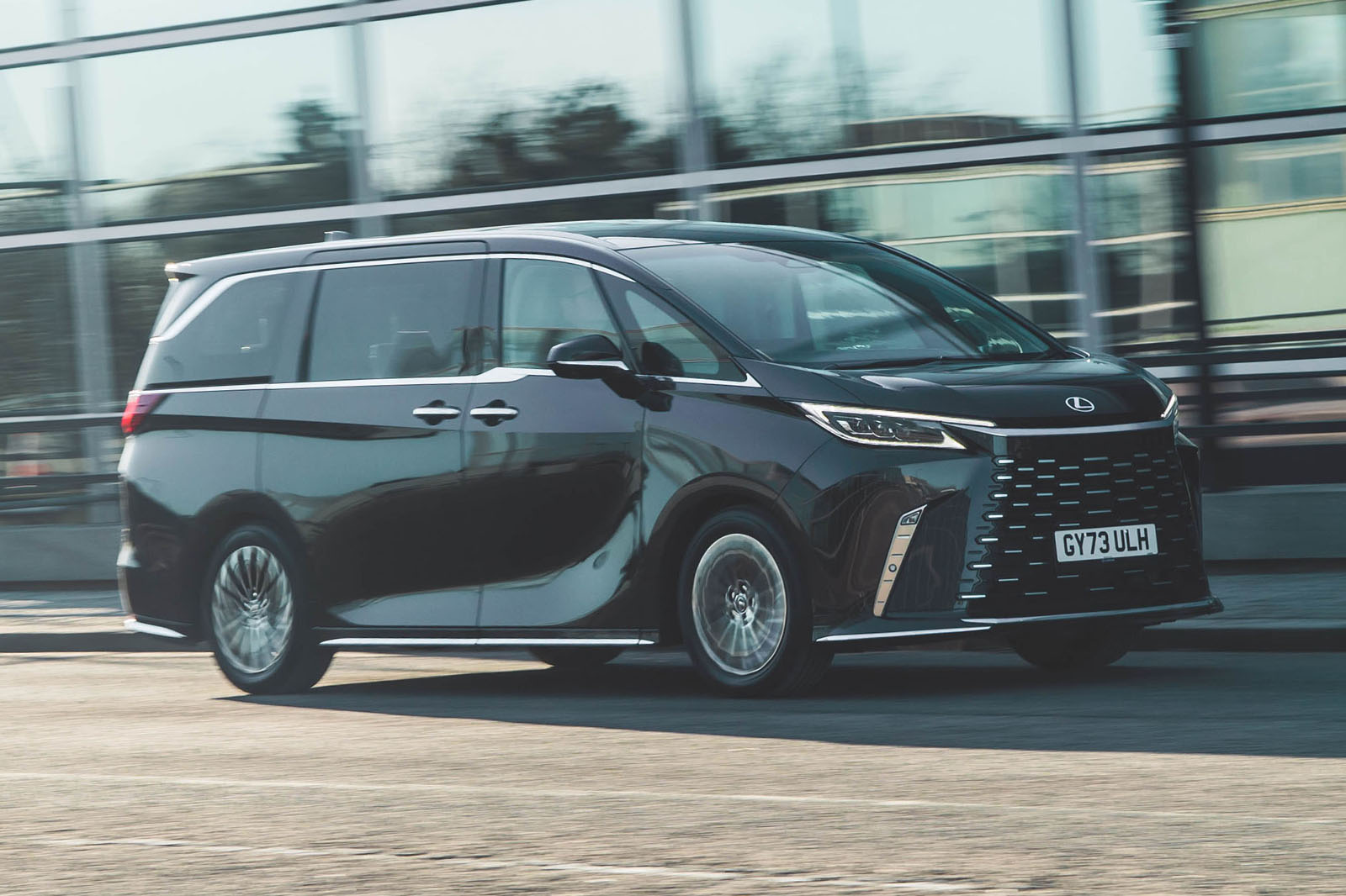 لکسوس LM 2024 در حال حرکت در مسير شهري