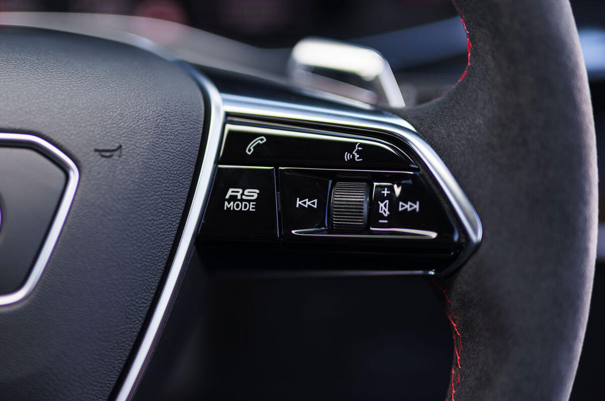 دکمه RS روي فرمان آئودی RS7 اسپرت بک براي حالت هاي رانندگي