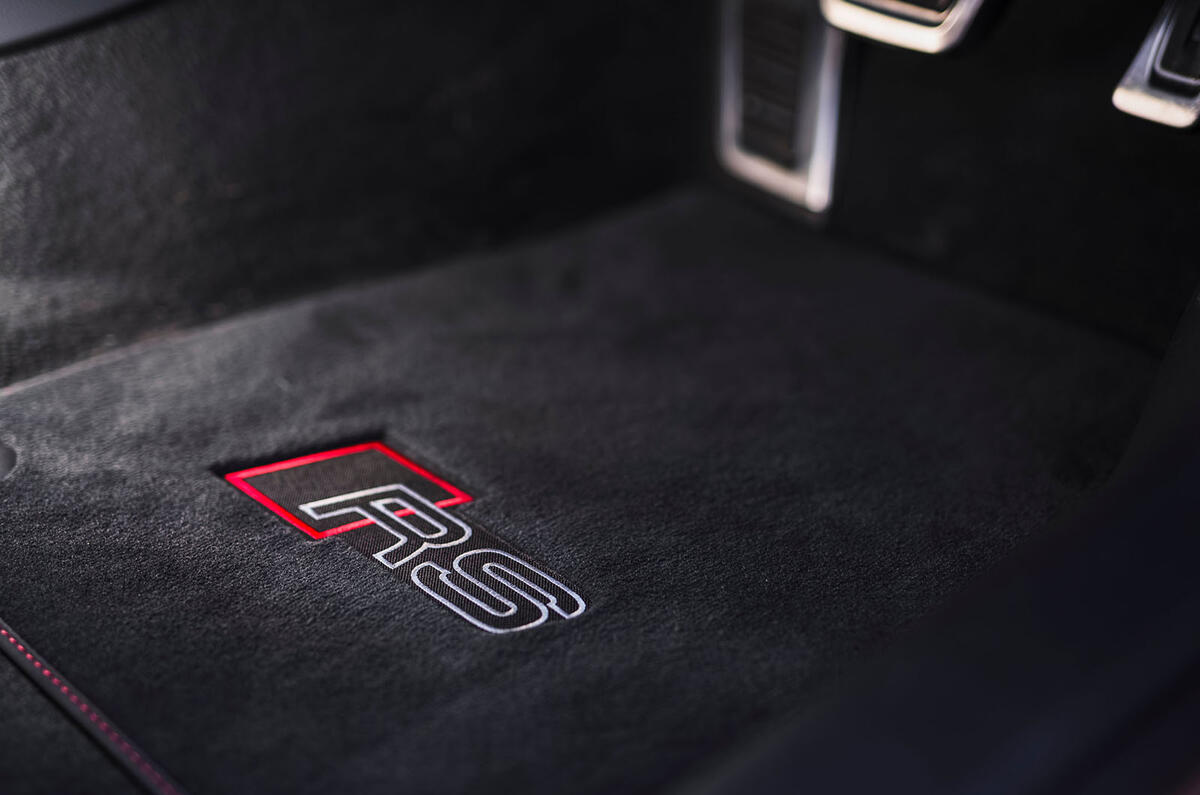 کفپوش هاي داخلي با نشان RS در آئودی RS7 اسپرت بک