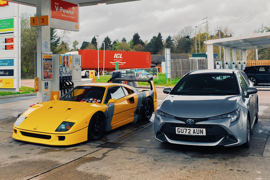 داخل کابین کرولا کامرشال با فرمان و داشبورد ساده