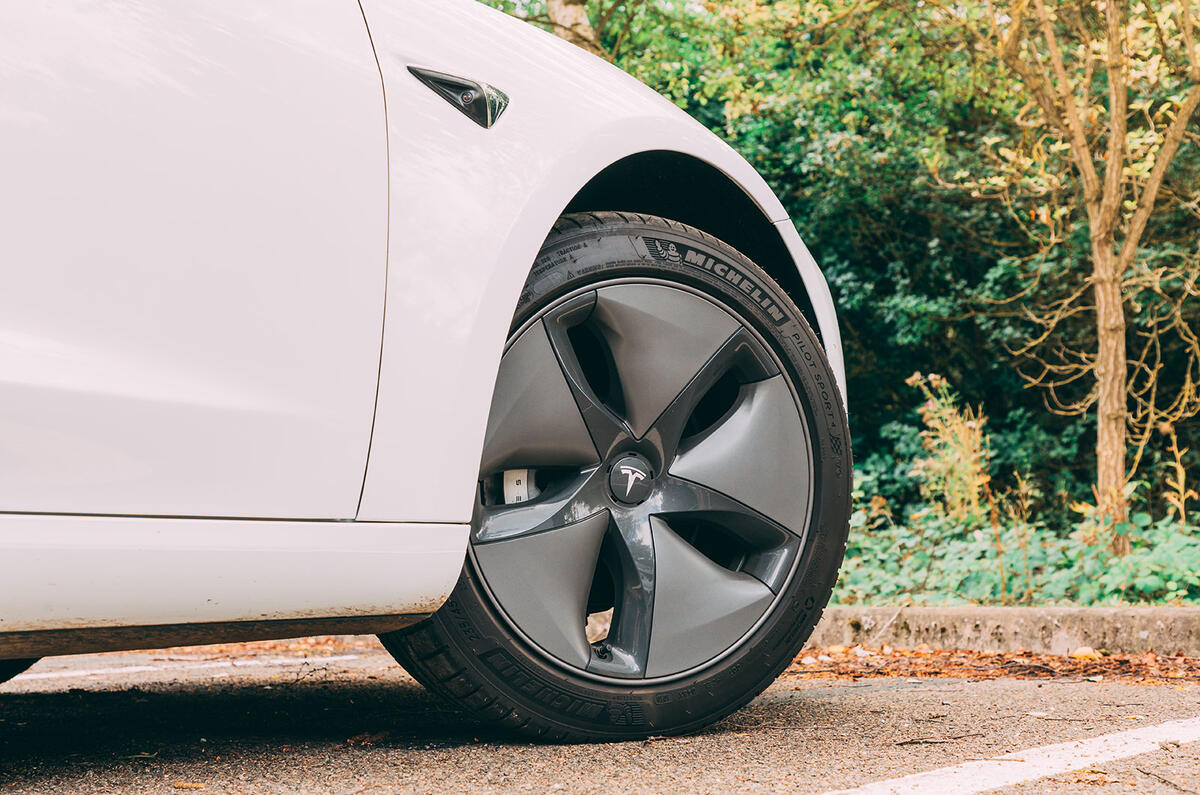 تسلا مدل 3 RT 20191649 نماي جاده اي