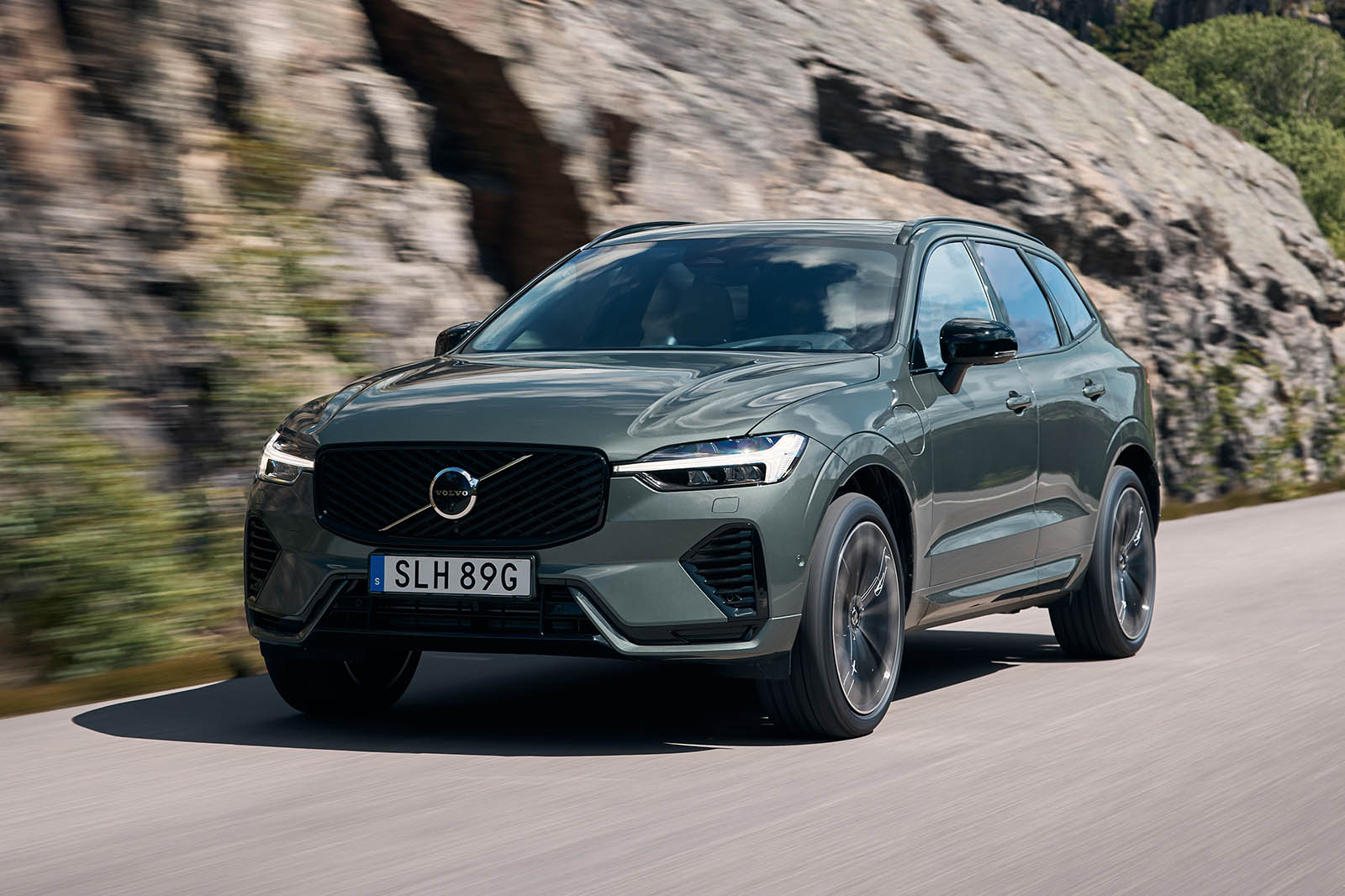 نمای جلو ولوو XC60 فیس‌لیفت ۲۰۲۵ در حال حرکت