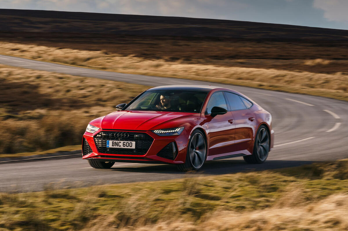 آئودی RS7 اسپرت بک در حال حرکت در جاده هاي انگليس