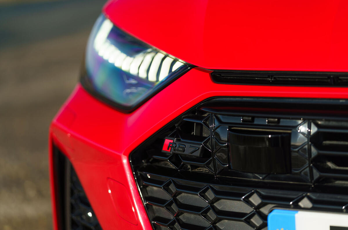 لوگو و نشان RS در جلوپنجره آئودی RS7 اسپرت بک