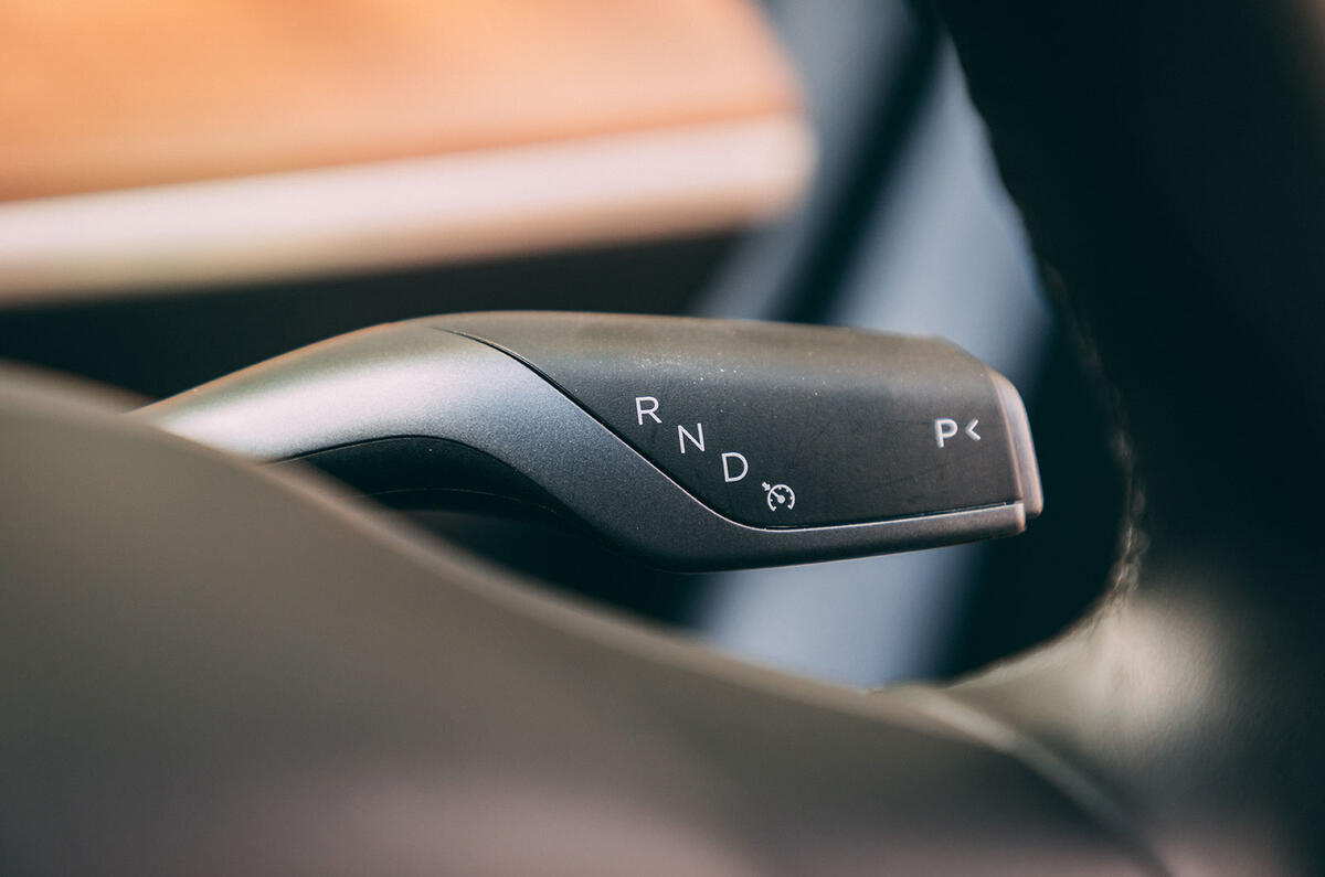 تسلا مدل 3 RT 20191621 نماي پشت و بغل