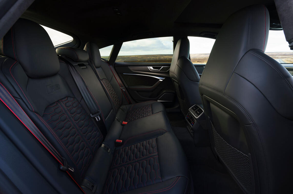 صندلي هاي عقب آئودی RS7 اسپرت بک با فضاي مناسب سرنشين