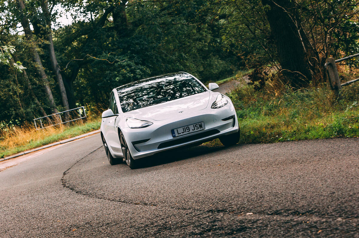 تسلا مدل 3 RT 20191619 در پيچ جاده