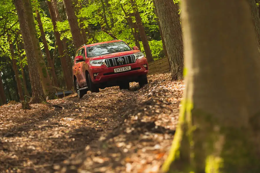 لندکروزر در حال عبور از مسیر آفرود