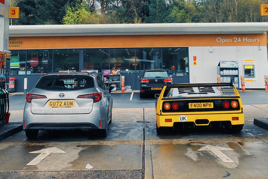 شیشه‌های مات عقب و دیواره فلزی جداکننده