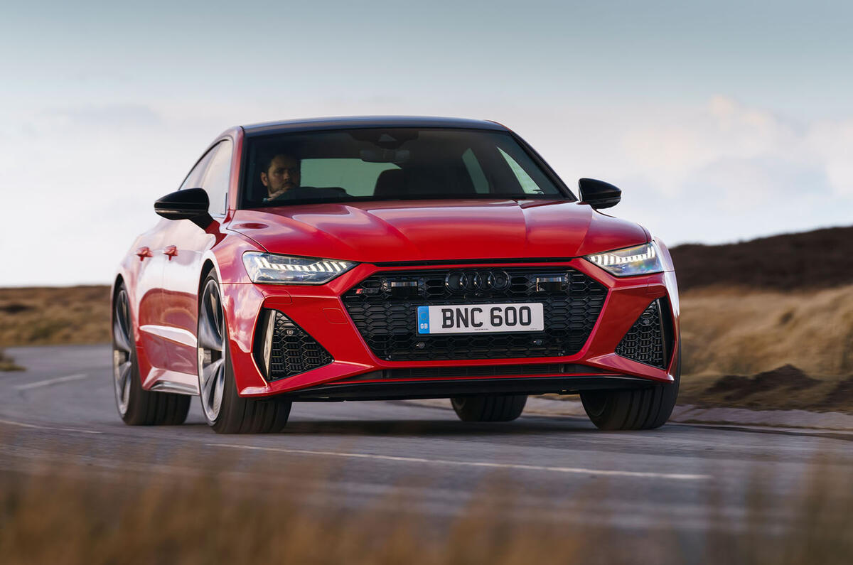 آئودی RS7 اسپرت بک در حال حرکت از روبرو در جاده