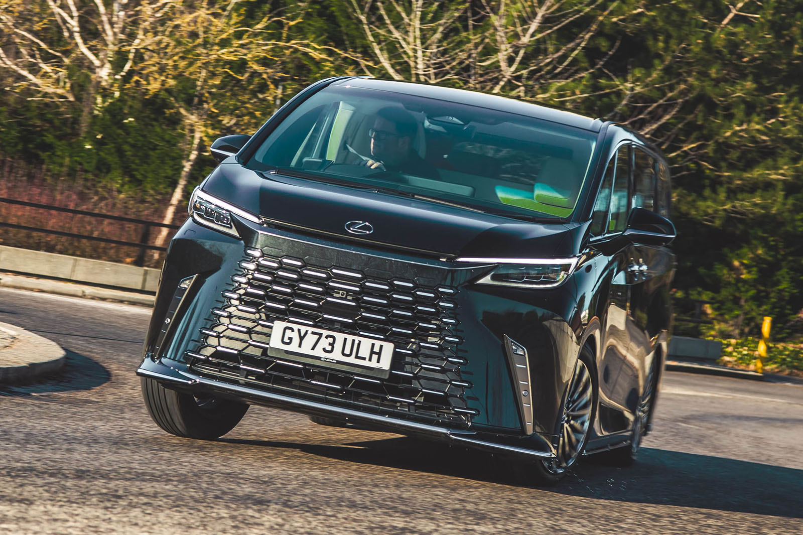 لکسوس LM در حال پيچيدن از نماي جلو