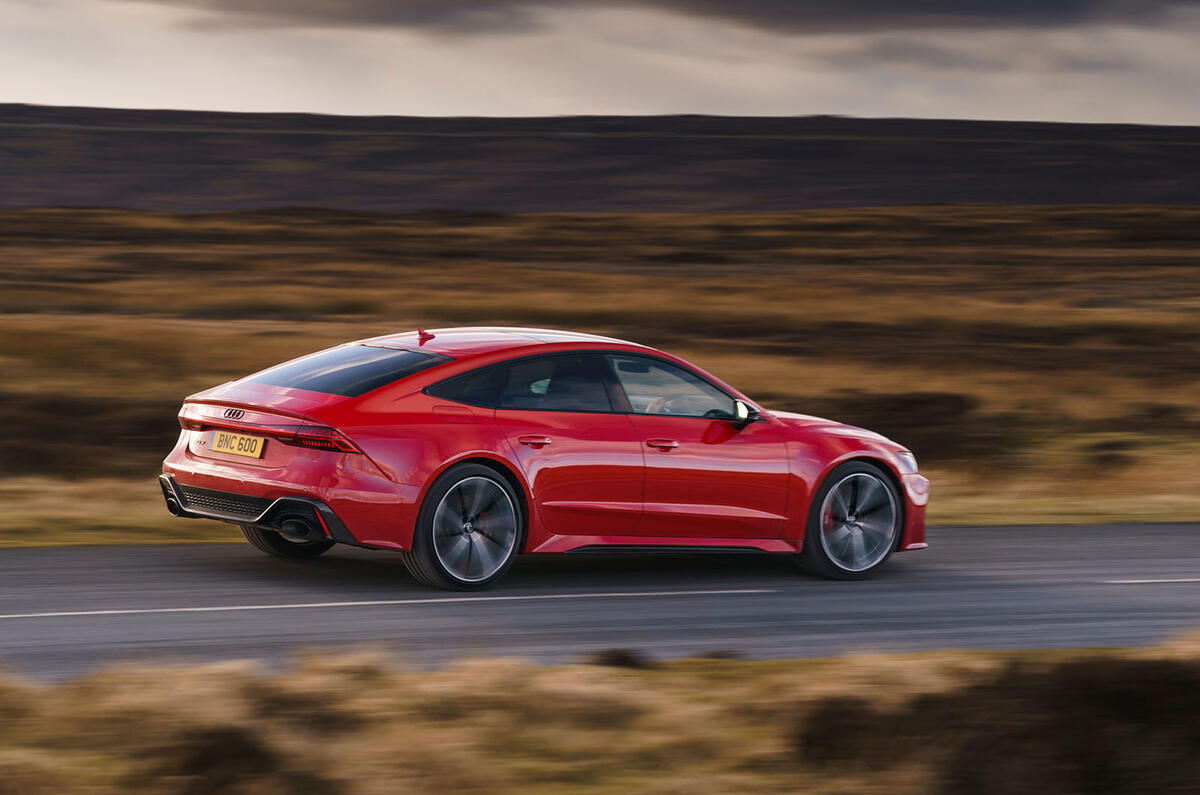 نماي جانبي آئودی RS7 اسپرت بک در حال حرکت در جاده باز