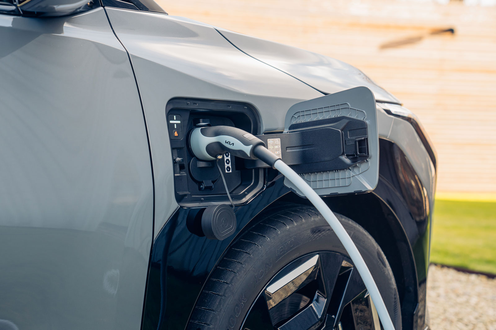 بررسی اتوکار کیا EV3 2025 عملکرد پلاگ شارژ