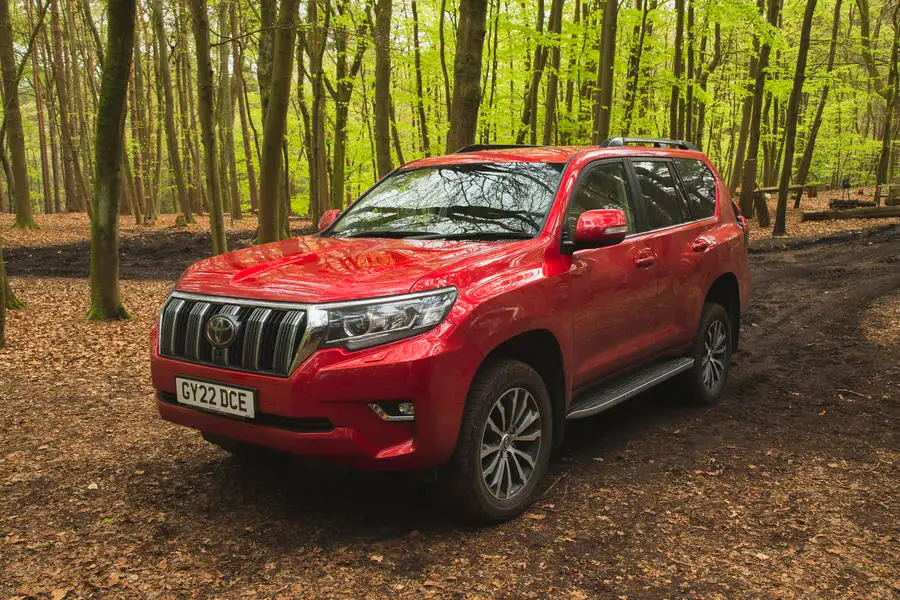 تویوتا لندکروزر پارک شده در ساحل کیش