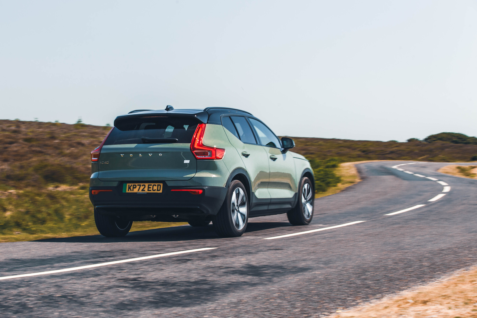 نمای جانبی ولوو XC40 ریچارج با رنگ سبز Sage Green