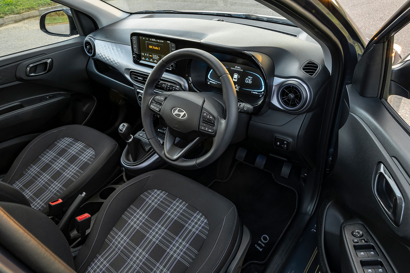 داشبورد و نمایشگر ۸ اینچی i10