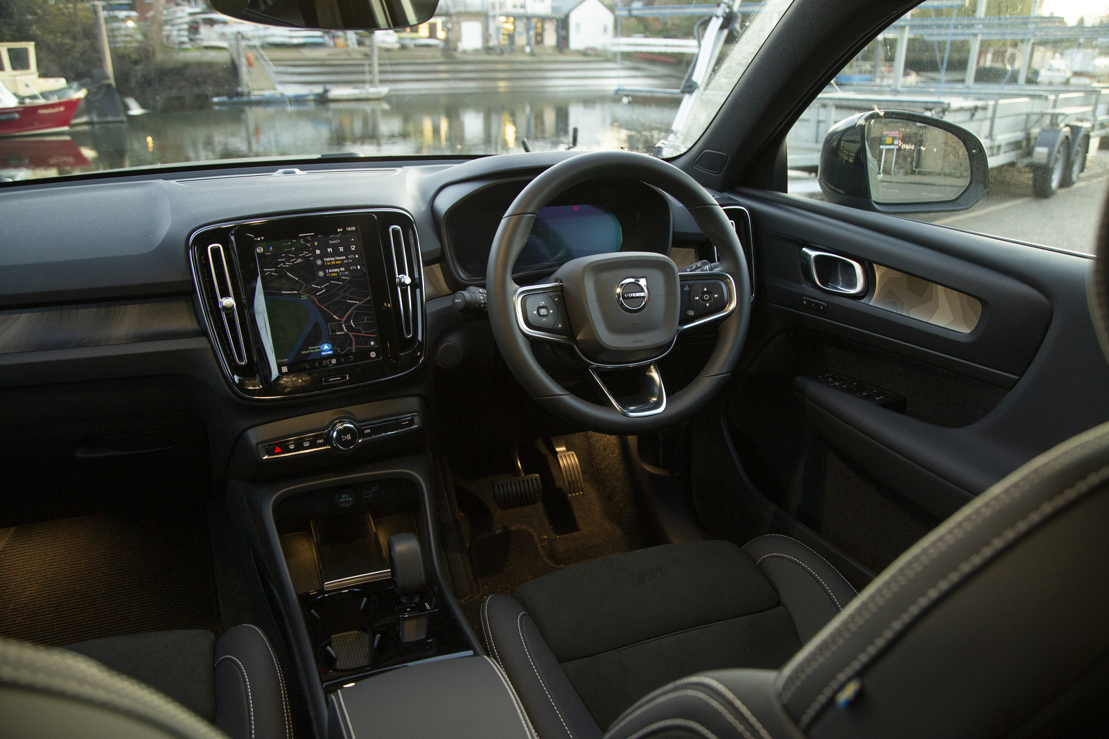 کابین مینیمال و روشن ولوو XC40 ریچارج با تریم چوب روشن