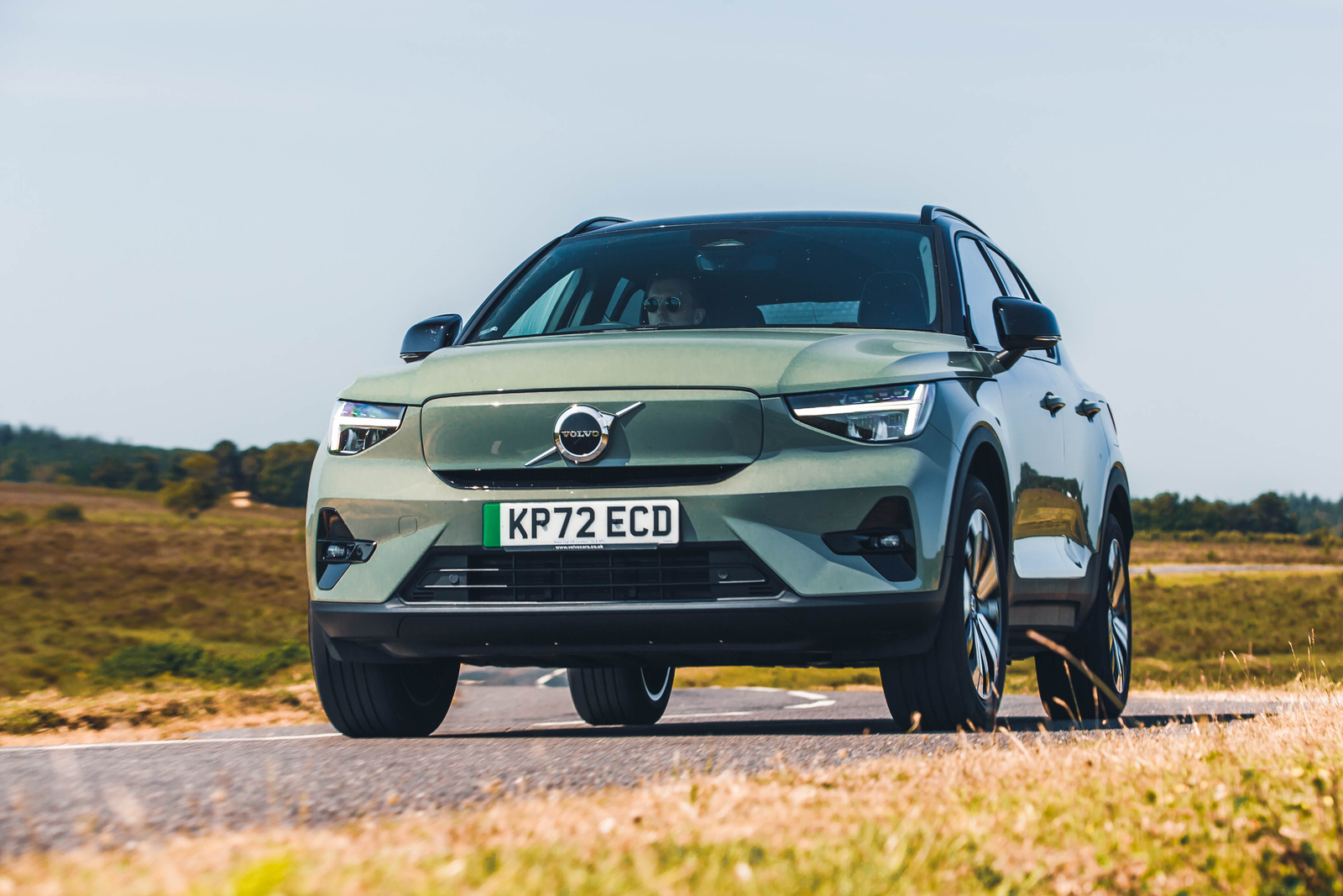 حرکت در جاده پرپیچ‌وخم با ولوو XC40 ریچارج