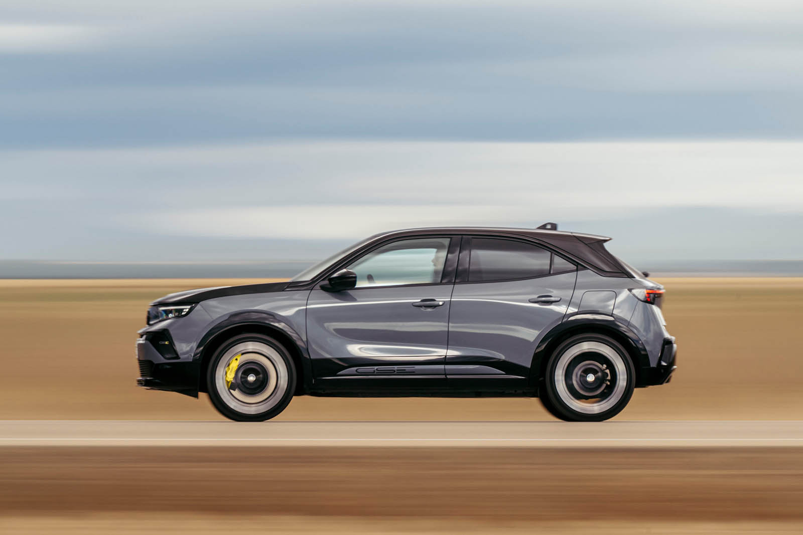 واکسهال موکا GSE 2025 نمای جانبی با کاپوت مشکی