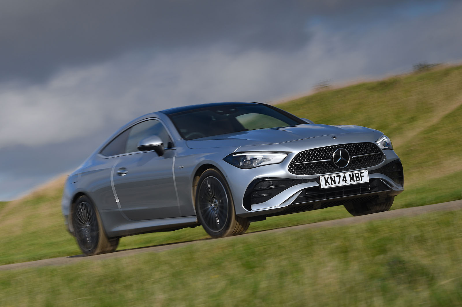 نمای جلو مرسدس بنز CLE 300e در حال حرکت روی جاده