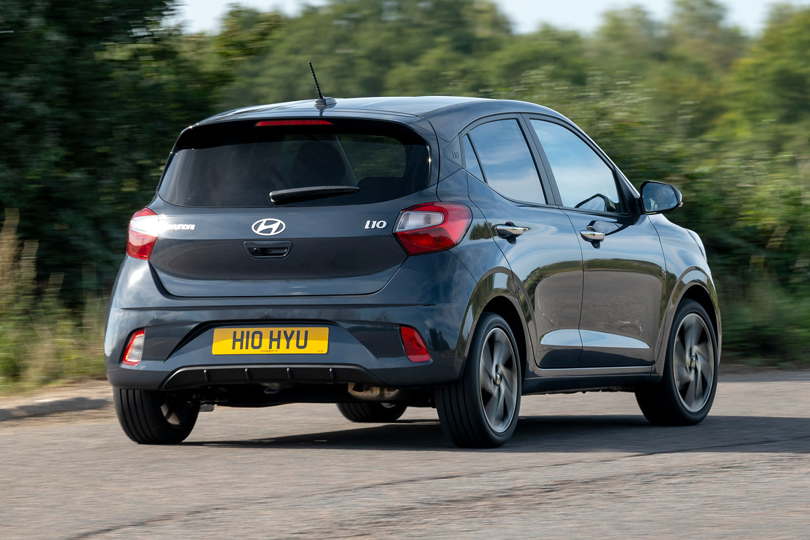 نمای عقب هیوندای i10 در پیچ جاده