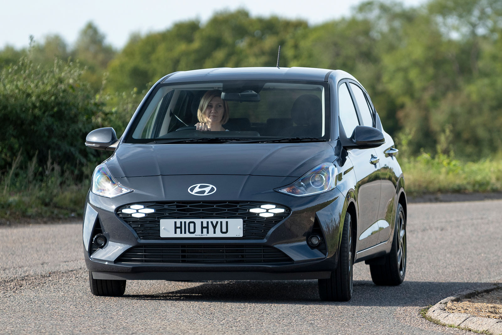 هیوندای i10 در حال گردش از جلو