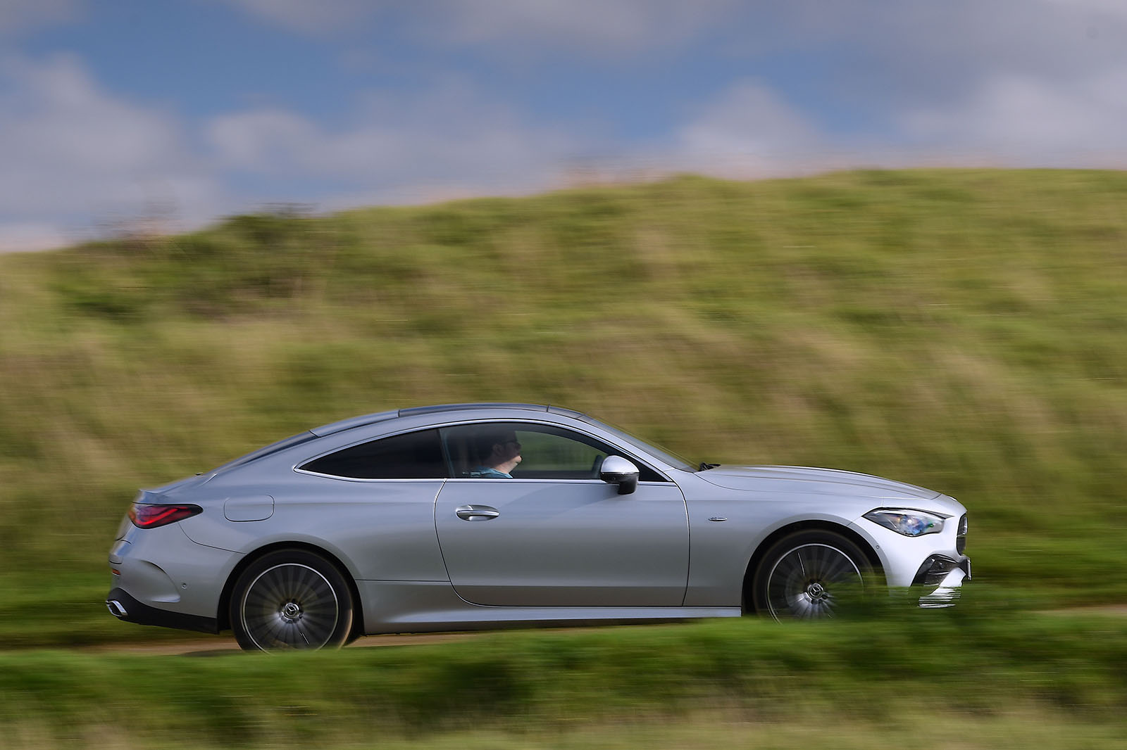 نمای جانبی CLE 300e در جاده با پس‌زمینه طبیعت