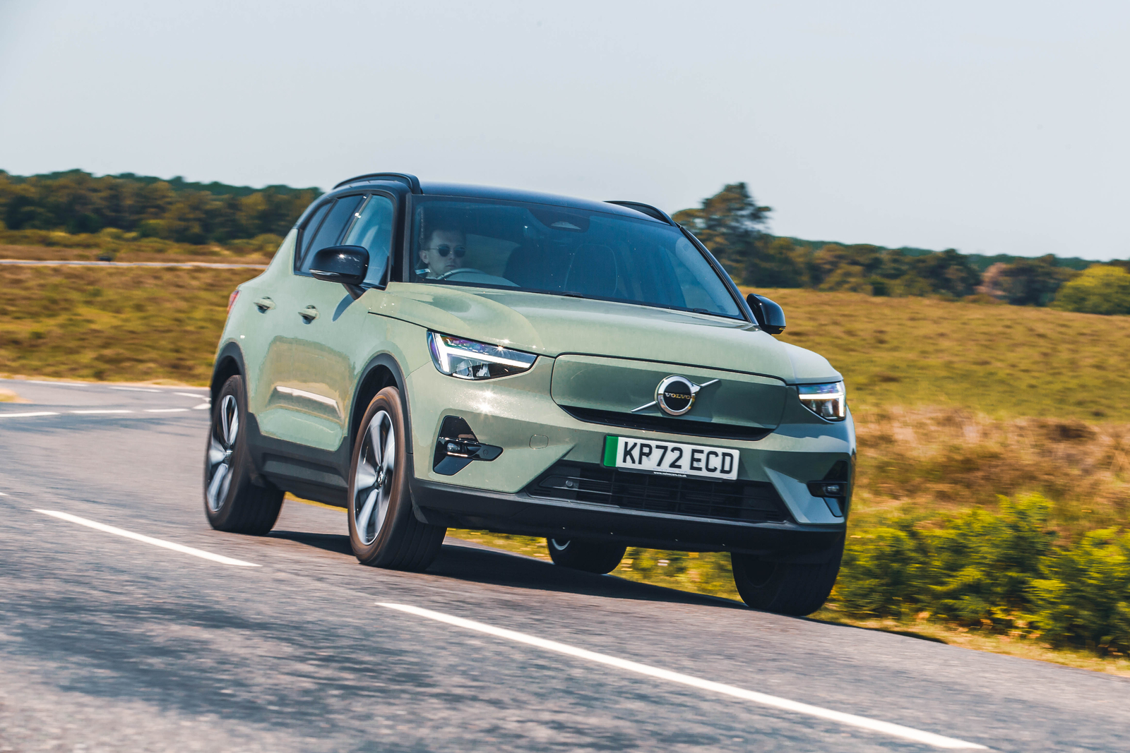 ولوو XC40 ریچارج در حال حرکت روی جاده ساحلی