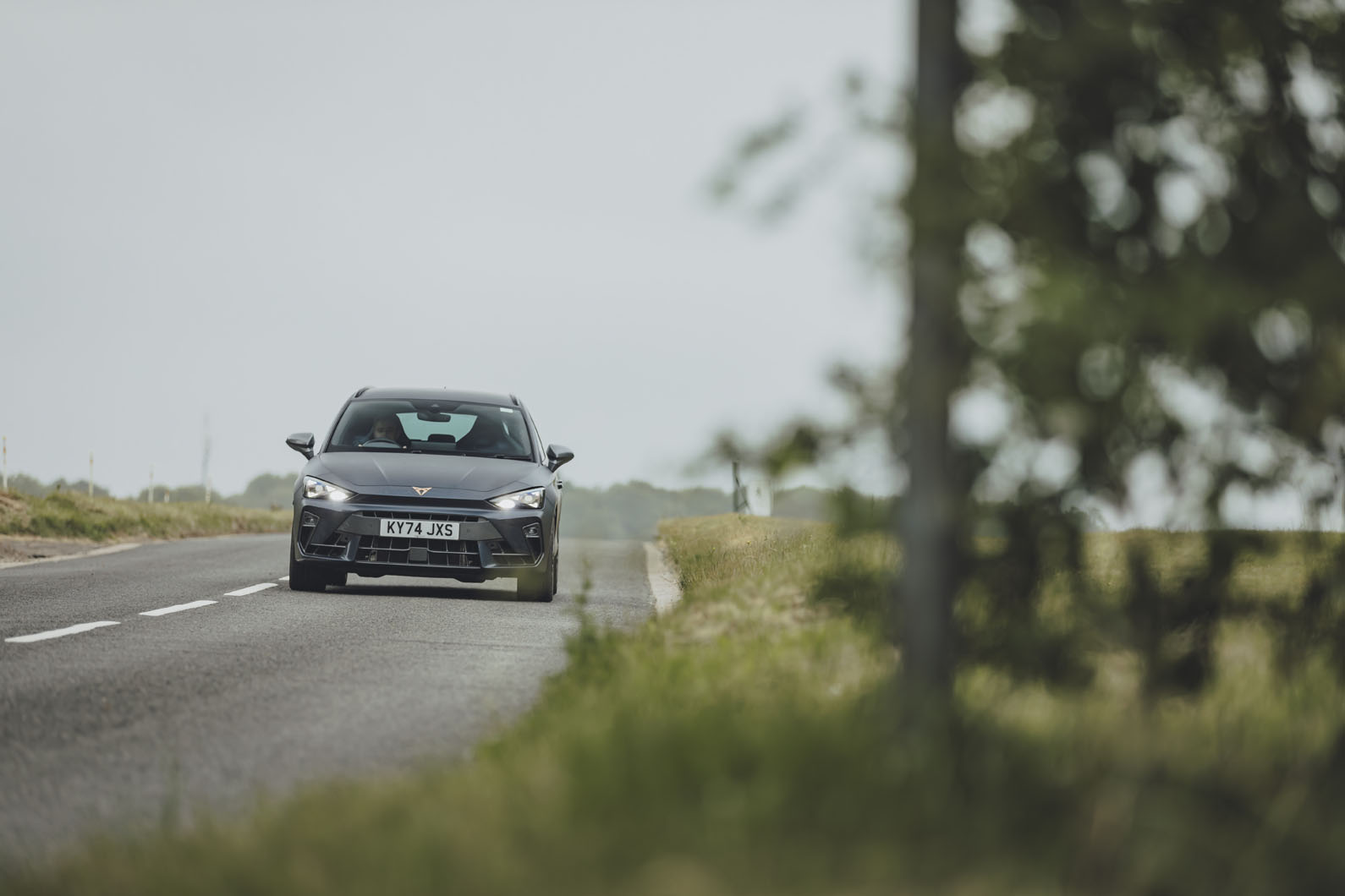 کوپرا لئون استیشن در حال پیچیدن با کنترل بدنه عالی