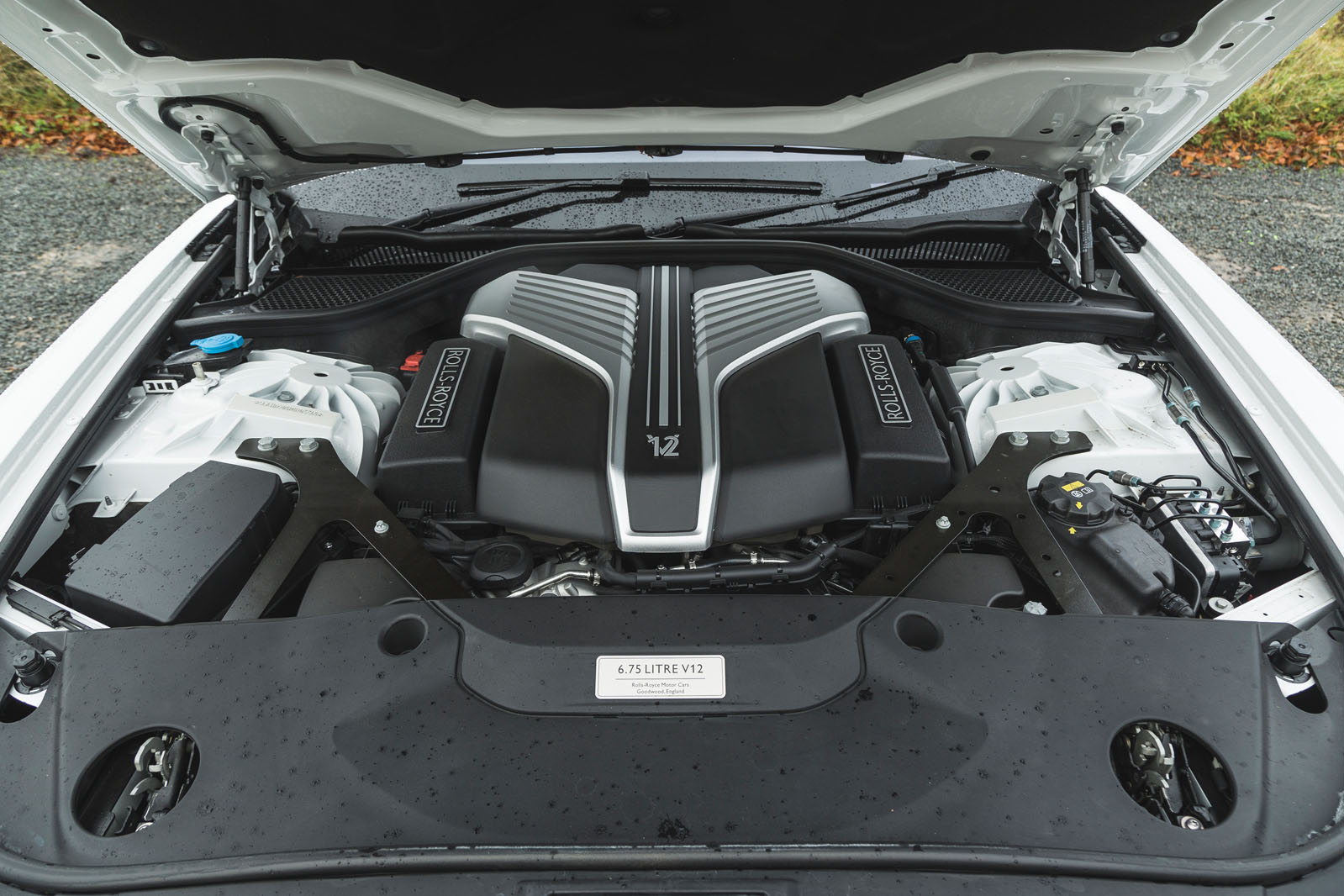 موتور V12 توئین توربو ۶.۷۵ لیتری ۵۶۳ اسب بخاری