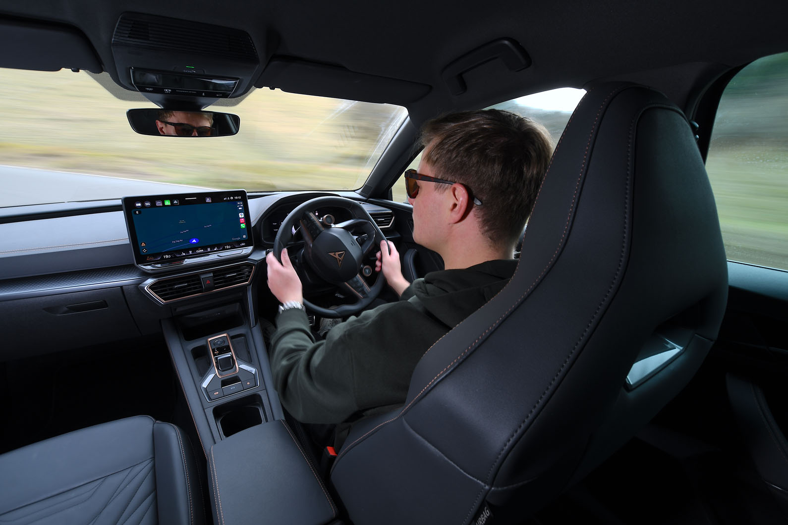 کابین کوپرا لئون با صندلی‌های باکت و دوخت مسی