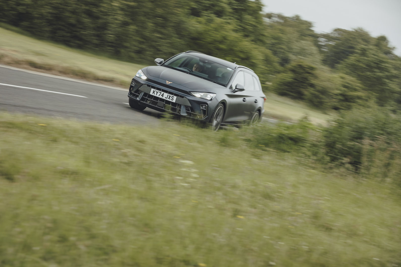 کوپرا لئون استیشن در جاده با پس‌زمینه کوهستانی