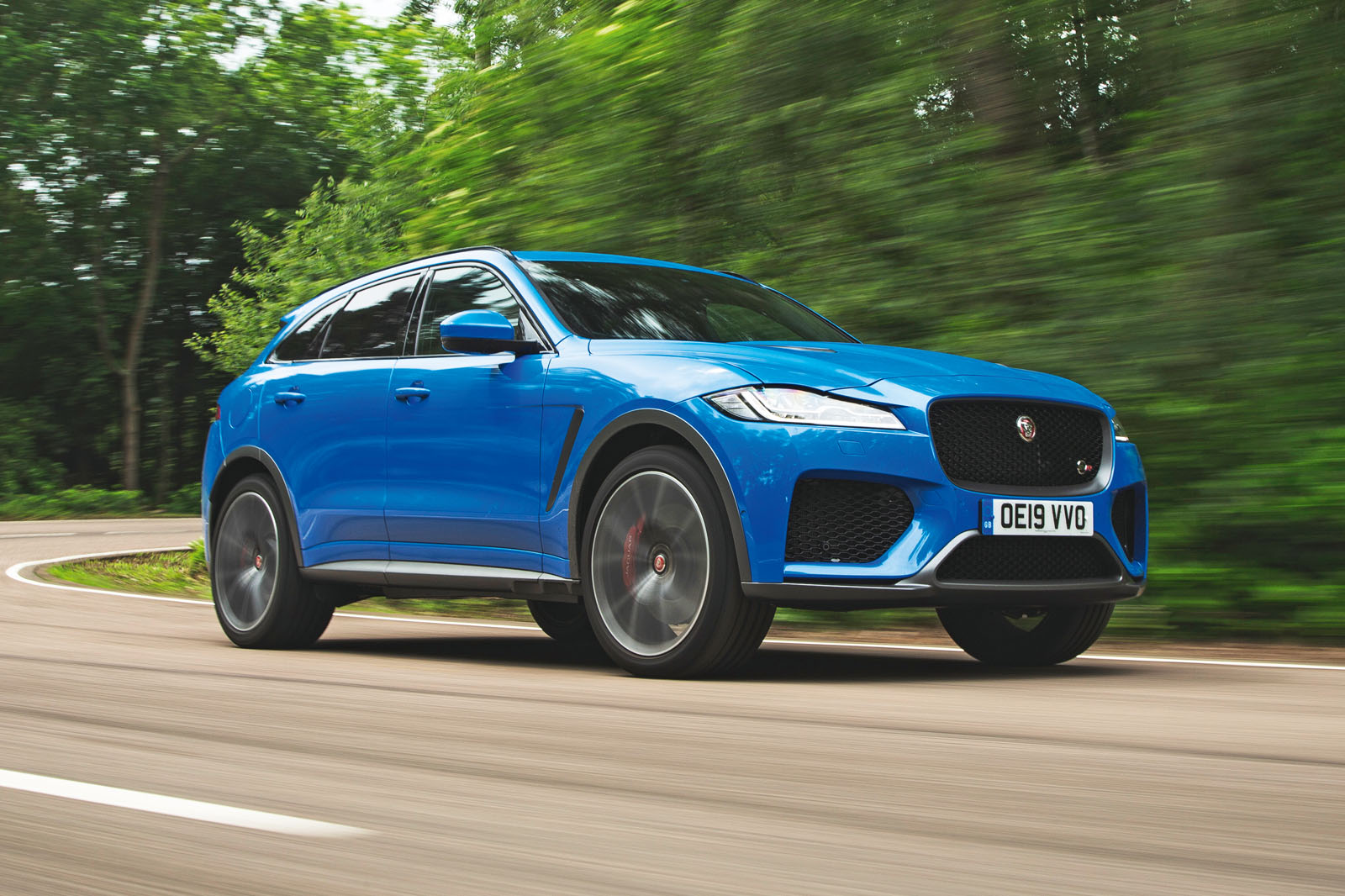 جگوار F-Pace SVR نمای جلو در حال حرکت