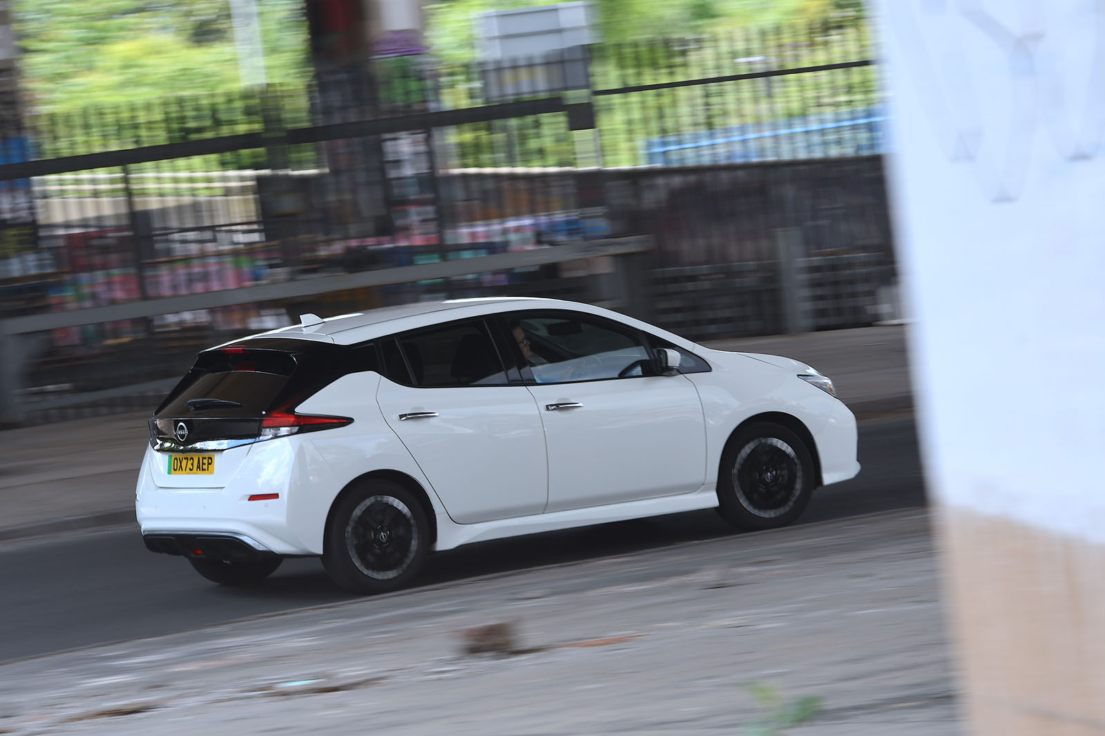 نمای عقب نیسان لیف در حال عبور از پیچ