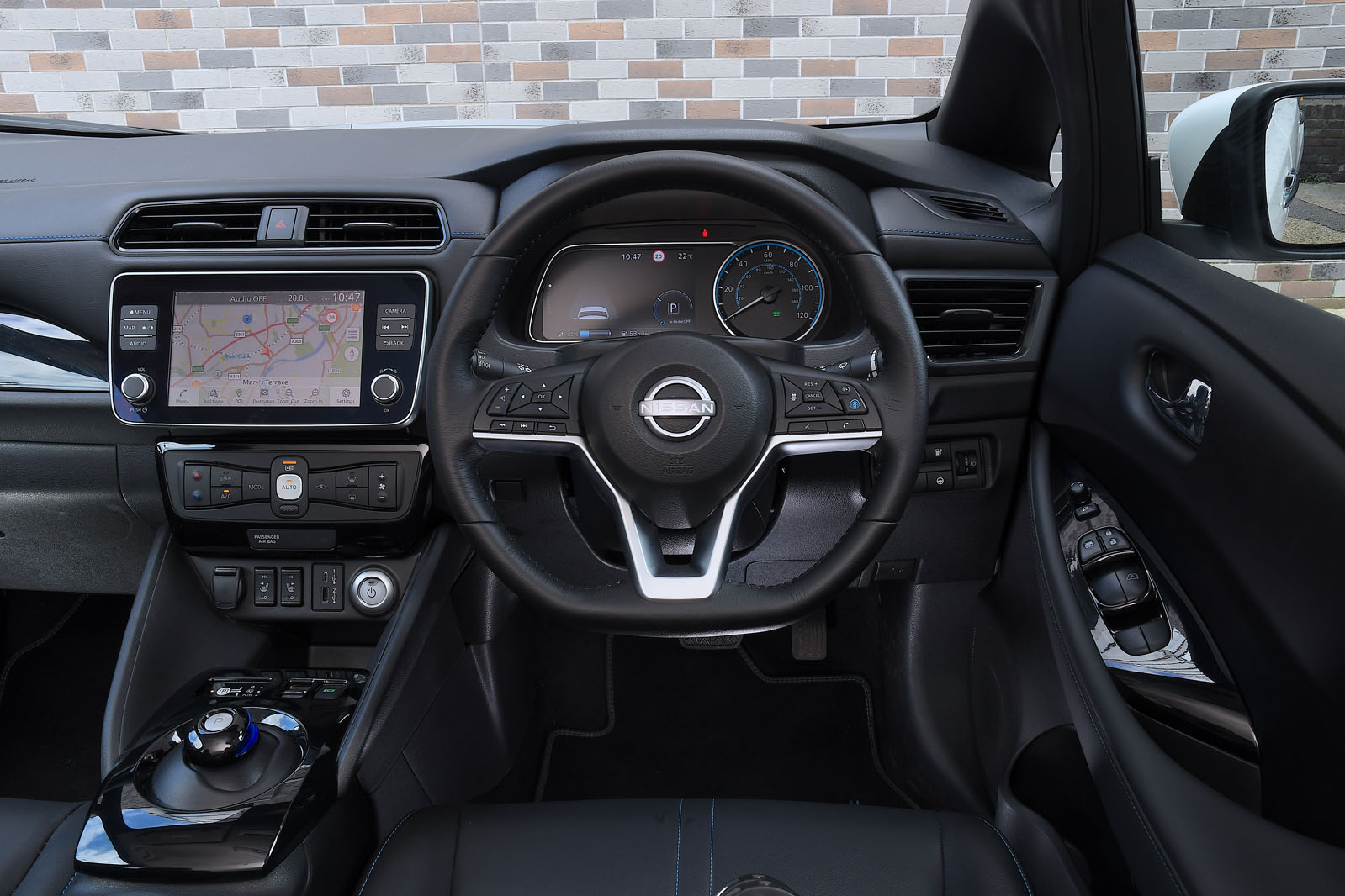 داشبورد ساده و کاربردی نیسان لیف با دکمه‌های فیزیکی فراوان