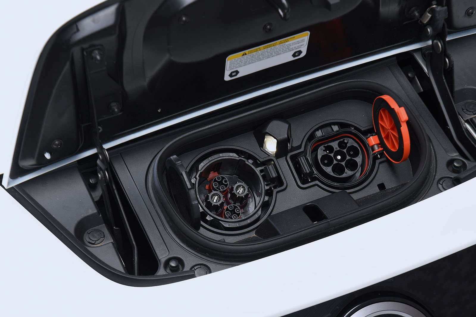 درگاه شارژ Chademo و Type 2 در جلوی نیسان لیف