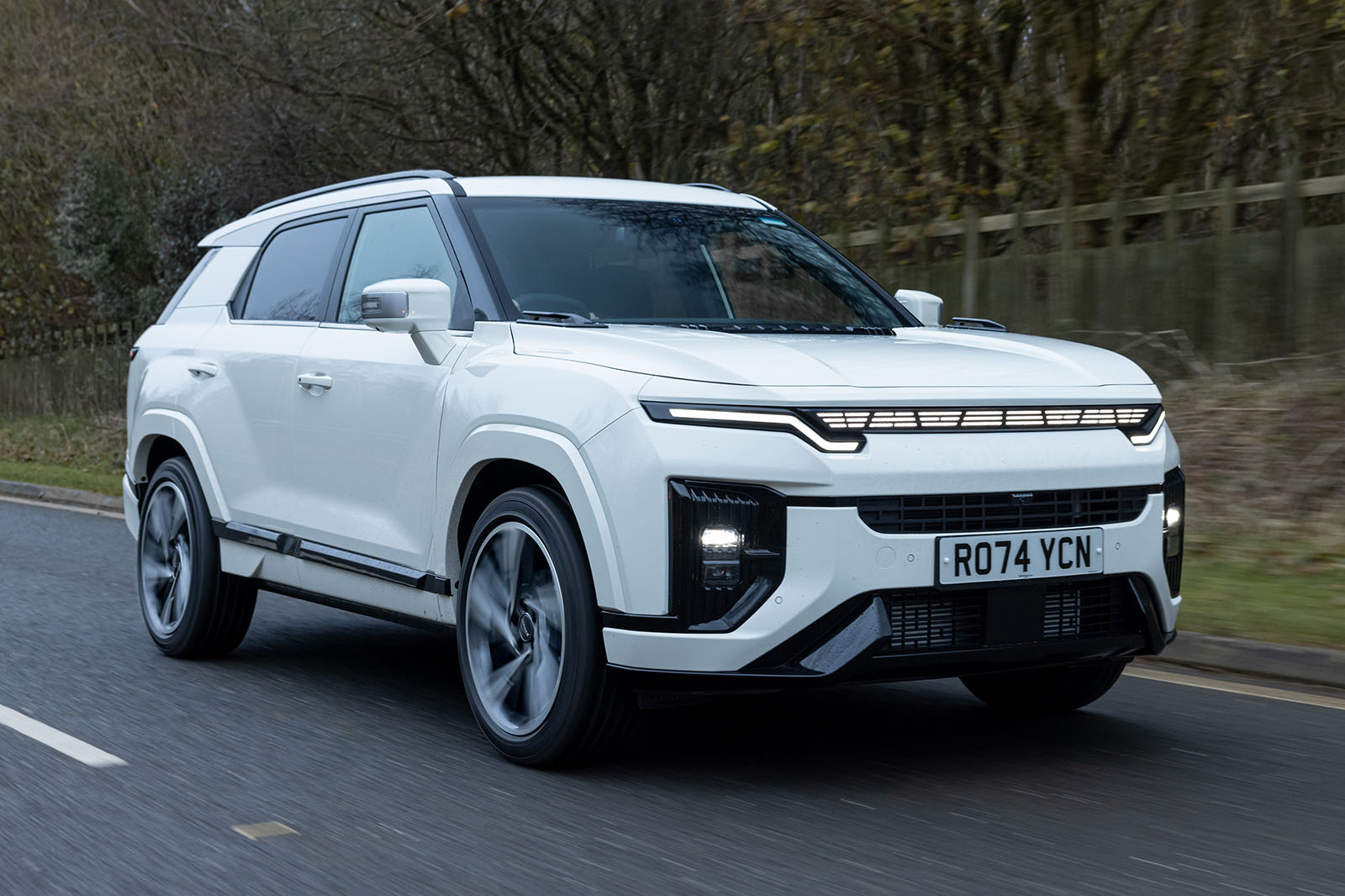 نمای جلو کی جی ام اکتیون ۲۰۲۵ در حال حرکت