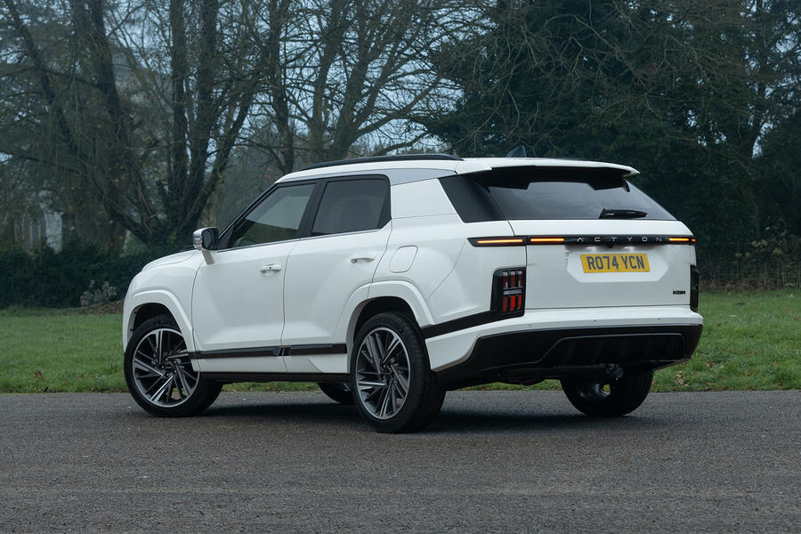 نمای عقب ایستاده کی جی ام اکتیون