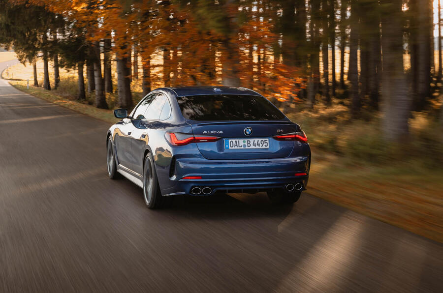 نمای جانبی آلپینا B4 با رینگهای کلاسیک چندپر و خطوط ظریف بدنه