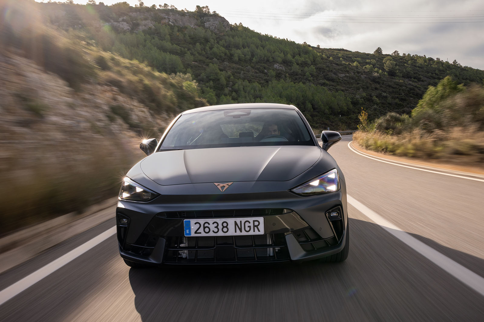 طراحی خارجی کوپرا لئون VZ 2025 با جزئیات مسی رنگ